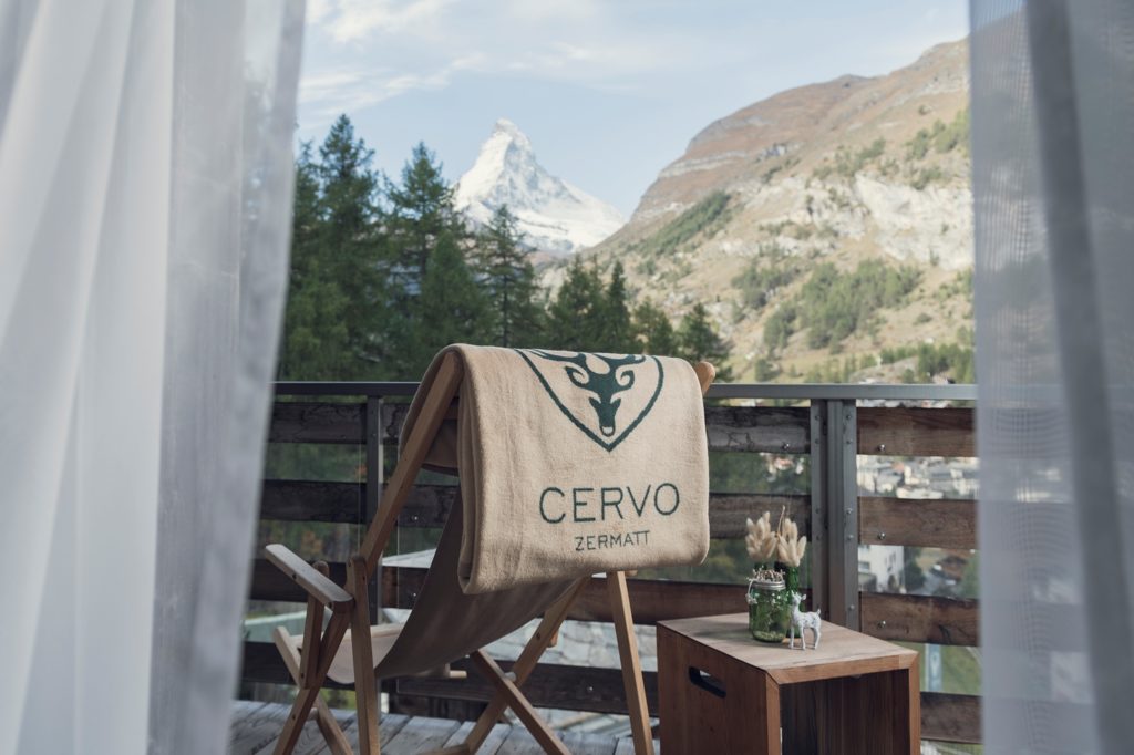 CERVO Mountein Resort Terrasse mit Matterhorn
