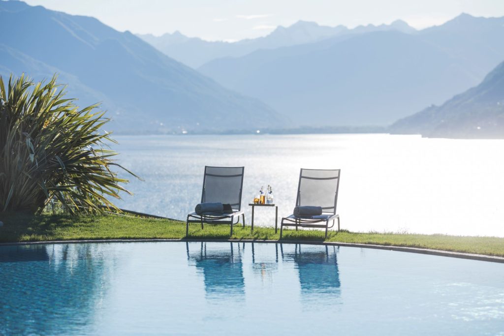Vom Pool des Parkhotel Brenscino Brissago hat man einen traumhaften Blick auf den Lago Maggiore.