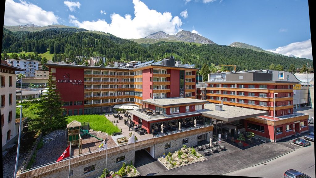 Grischa Das Hotel Davos Aussenansicht im Sommer