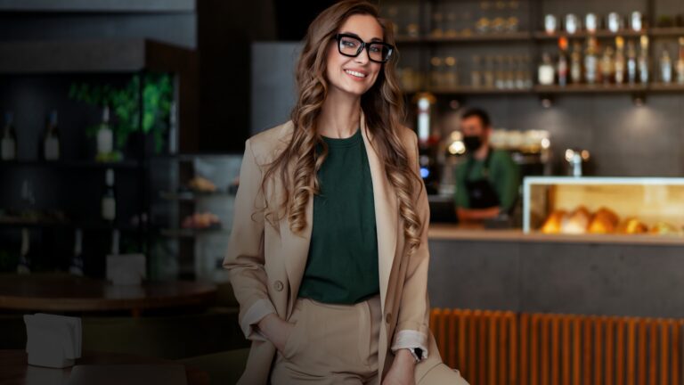 Frau steht vor einer Bar in einem Restaurant